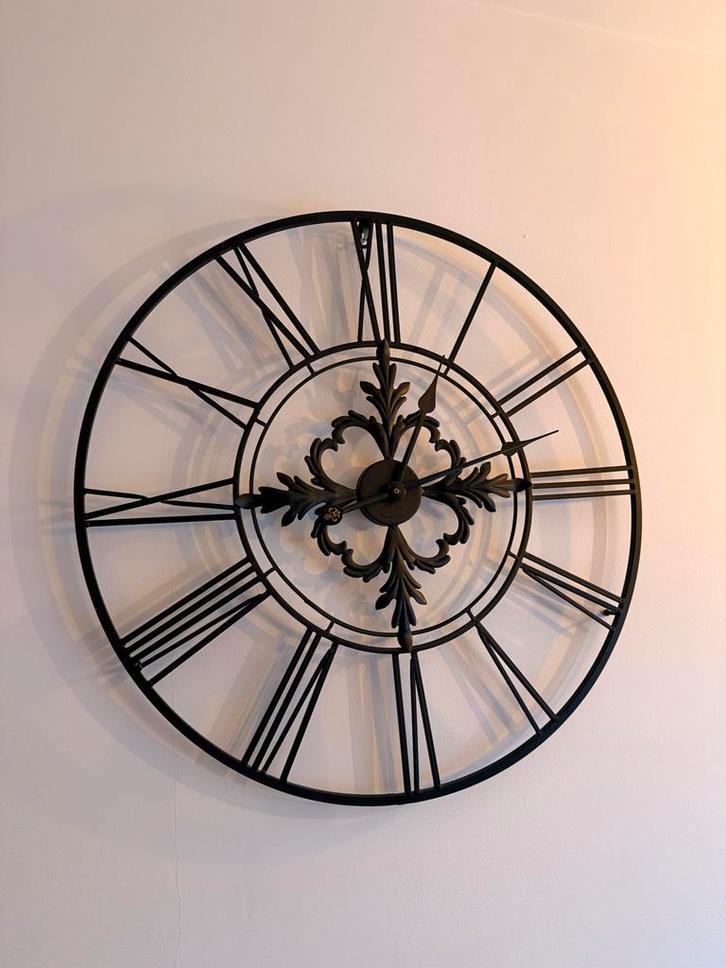 Riverdale Newbridge Wandklok - 70cm - Zwart, Huis en Inrichting, Woonaccessoires | Klokken, Nieuw, Wandklok, Analoog, Ophalen of Verzenden