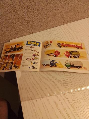 Dinky Toys boekje nr 9 nieuw in hoesje prijs 15.00 euro beschikbaar voor biedingen