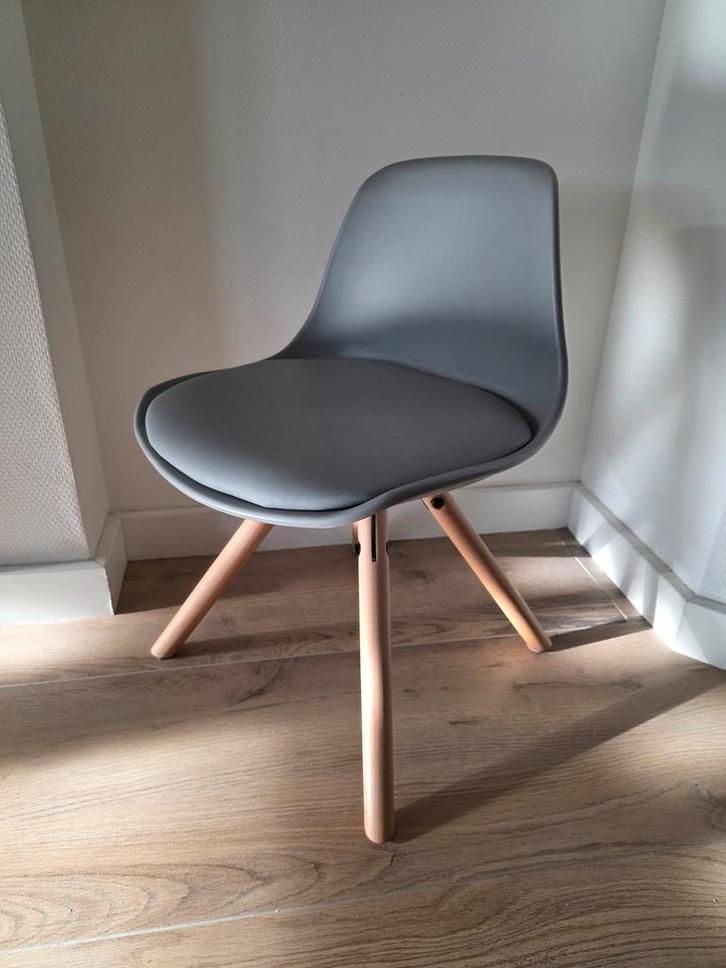 Modern kinderstoeltje: Nous kids Woody grijs, nette staat!!, Huis en Inrichting, Stoelen, Zo goed als nieuw, Eén, Grijs, Ophalen of Verzenden