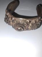 Oude servetring/armband met Zeeuwse knoppen, Gebruikt, Ophalen of Verzenden, Met bedels of kralen, Zilver