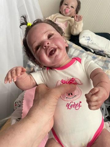Lief poppenkind met moihair haartjes en magneet speentje. beschikbaar voor biedingen