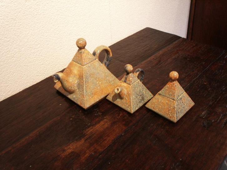 Sierobject <> 3 delig THEE-setje "PIRAMIDEN" <> Gietkeramiek, Antiek en Kunst, Antiek | Keramiek en Aardewerk, Ophalen of Verzenden