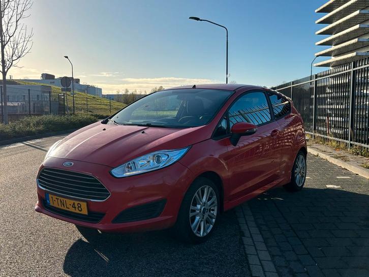 Ford Fiësta 1.0 74KW/101PK 3D 2014 Rood, Auto's, Ford, Particulier, Fiësta, ABS, Airbags, Airconditioning, Bluetooth, Centrale vergrendeling