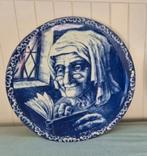 Delfts Blauw Decoratieve Bord - Lezende Vrouw, Antiek en Kunst, Antiek | Wandborden en Tegels, Ophalen of Verzenden