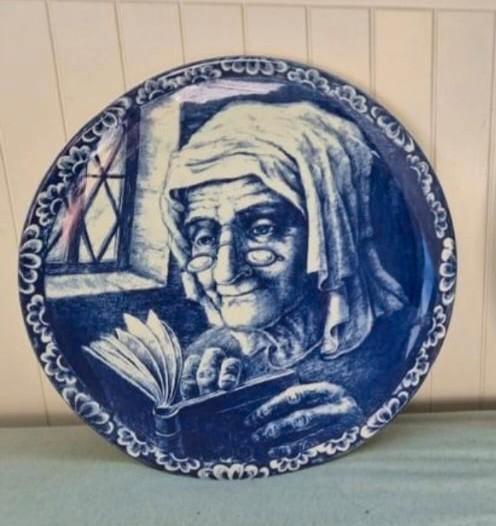 Delfts Blauw Decoratieve Bord - Lezende Vrouw, Antiek en Kunst, Antiek | Wandborden en Tegels, Ophalen of Verzenden