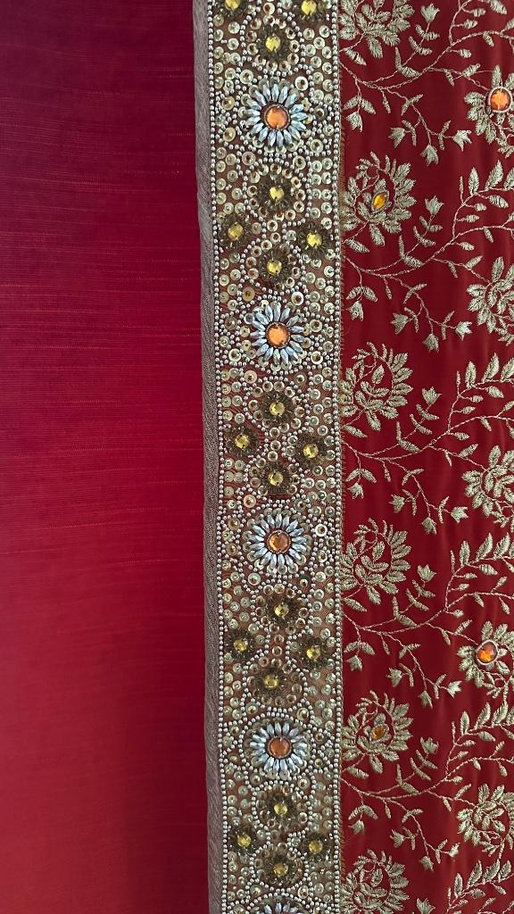 Gordijn van Indiase sari met gouddraad en steentjes, Huis en Inrichting, Stoffering | Gordijnen en Lamellen, Zo goed als nieuw