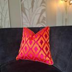 Fuchsia Luxe sierkussen Triangles | Colmore by Diga, Huis en Inrichting, Colmore, Vierkant, Nieuw, Oranje