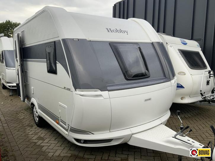 Hobby De Luxe 400 SFE, Caravans en Kamperen, Caravans, Bedrijf, tot en met 3, 1000 - 1250 kg, Treinzit, Hobby, Frans bed, Overige typen