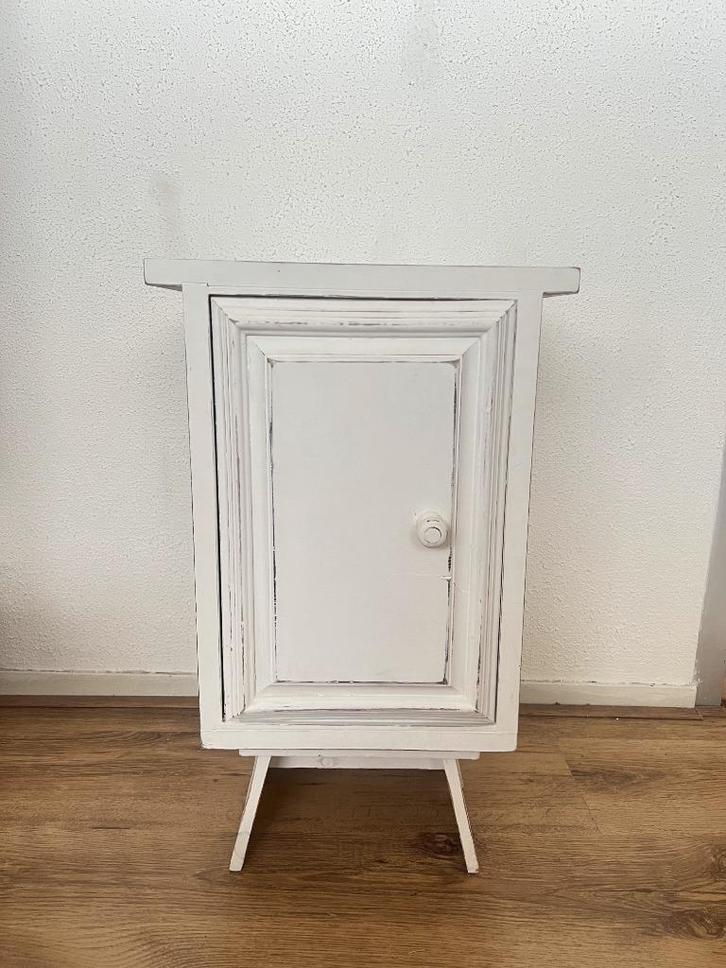 Landelijk brocante nachtkastje wit, Huis en Inrichting, Slaapkamer | Nachtkastjes, Zo goed als nieuw, Hout, Ophalen of Verzenden
