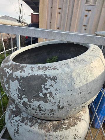 Grote kunstof bloempot beschikbaar voor biedingen