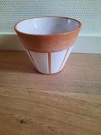 Vintage bloempot terracotta met wit geglazuurde strepen, Ophalen of Verzenden, Rond, Minder dan 25 cm, Minder dan 40 cm