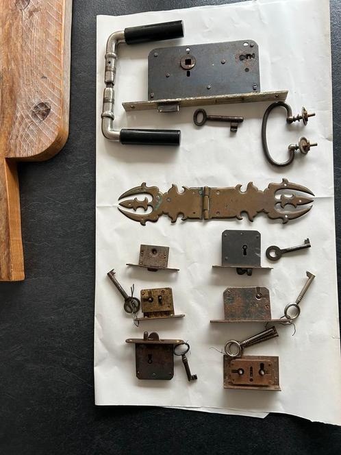 Kastslotjes met sleutels, Antiek en Kunst, Antiek | Meubels | Kasten, Ophalen of Verzenden
