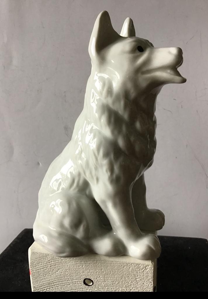 Witte porseleinen hond, herdershond van steen, gaaf, 15,5 cm, Verzamelen, Beelden en Beeldjes, Zo goed als nieuw, Ophalen of Verzenden