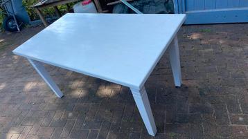 Witte degelijke vuren tafel - 150 B x 81 D x 78 H beschikbaar voor biedingen