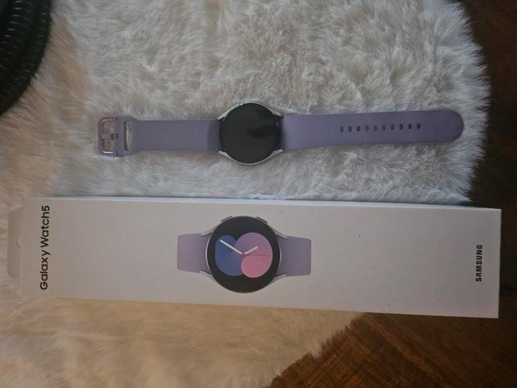 Samsung galaxy watch 5  40mm, Sieraden, Tassen en Uiterlijk, Smartwatches, Zo goed als nieuw, Android, Paars, Afstand, Calorieverbanding