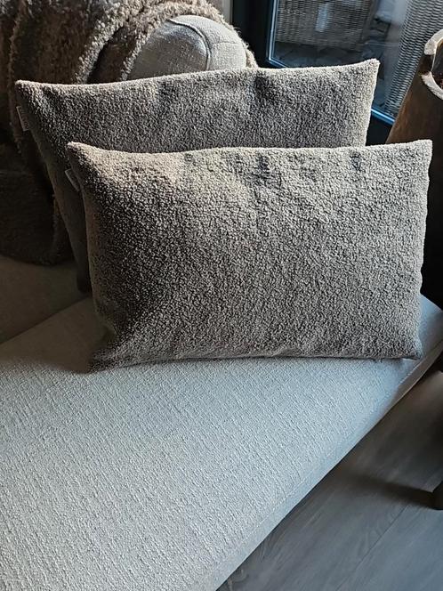 2 mooie boucle teddy kussens Taupe!!, Huis en Inrichting, Woonaccessoires | Kussens, Nieuw, Grijs, Rechthoekig, Ophalen