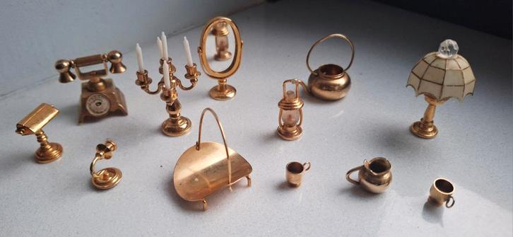 Poppenhuis Meubels & Lampjes - Gouden Accenten, Verzamelen, Poppenhuizen en Toebehoren, Poppenhuis, Ophalen of Verzenden