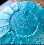 Marokkaanse Leren Poef - Blauw, Huis en Inrichting, Banken | Voetenbanken en Poefen, Gebruikt, Rond, Leer, Ophalen of Verzenden