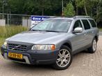 Volvo XC70 2.4 D5 Automaat Youngtiimer Cruise Leer LMV, Auto's, Volvo, Origineel Nederlands, Te koop, Zilver of Grijs, 5 stoelen