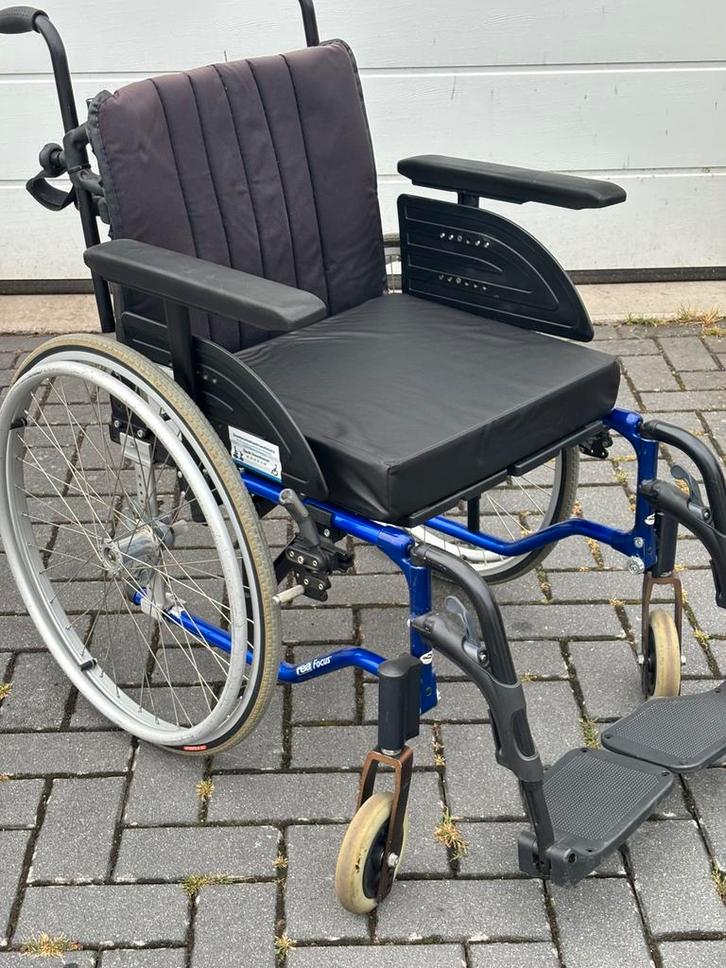 Rolstoel Rea Focus kunststof zitvlak ,compleet verstelbaar, Diversen, Rolstoelen, Zo goed als nieuw, Handbewogen rolstoel, Inklapbaar
