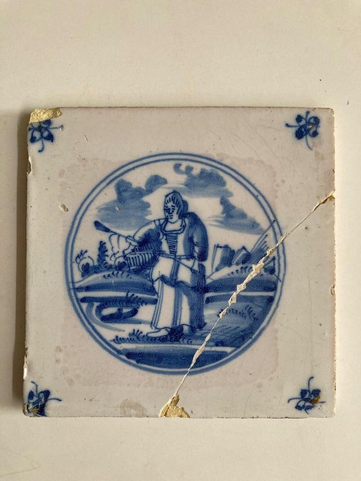 antieke tegel (defect) afbeelding Herderin met mand, Antiek en Kunst, Antiek | Wandborden en Tegels, Ophalen