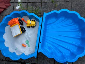 Zandschelp zgan met zand en speelgoed beschikbaar voor biedingen