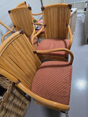 Gratis 6 mooie gebruikte stoelen (zitting iets versleten) beschikbaar voor biedingen