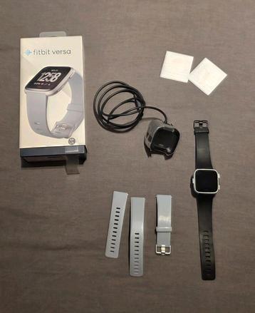 Fitbit Versa smartwatch sport horloge zilver met accessoires beschikbaar voor biedingen