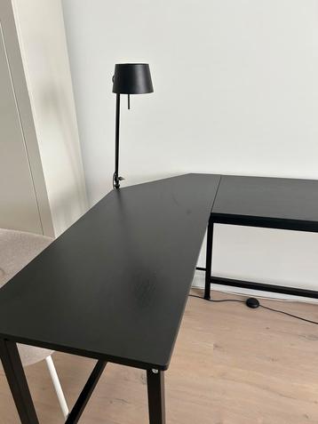 Mooi zwart hoek bureau