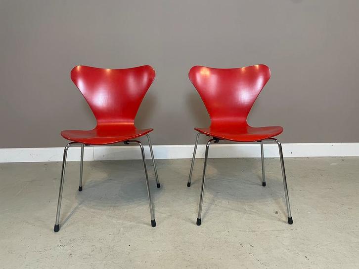 2 vlinderstoelen door Arne Jacobsen van Italiaanse productie, Huis en Inrichting, Stoelen, Gebruikt, Twee, Hout, Metaal, Rood