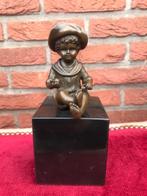 romantisch bronzen beeldje, jochie met bal, Ophalen of Verzenden, Brons