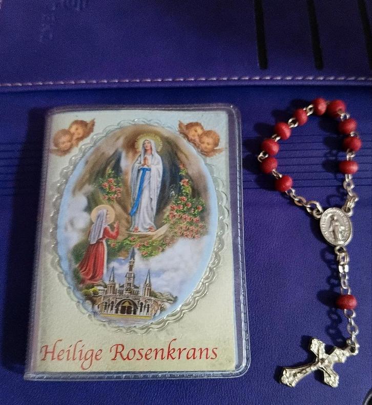 Vintage klein Rozenkrans met rood hout en mini boek, Antiek en Kunst, Antiek | Religie, Verzenden