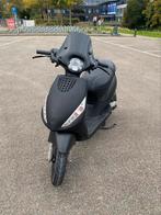 zip 50 cc 4t +shark helm, Fietsen en Brommers, Scooters | Piaggio, Ophalen, Zo goed als nieuw, Benzine, Zip