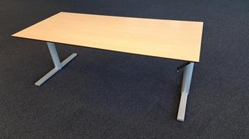 Gispen bureau beschikbaar voor biedingen