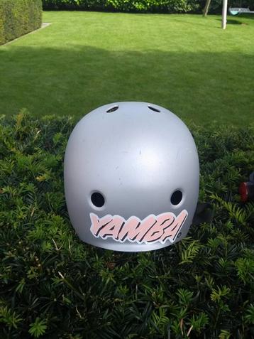 Hippe ski helm zilvergrijs  beschikbaar voor biedingen