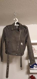 Suede look korte jas grijs met gespen maat 38, Maat 38/40 (M), Primark, Ophalen of Verzenden, Zo goed als nieuw