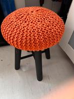 Leuk zwart poefje met gehaakte oranje zitting, Ophalen, Gebruikt, Hout