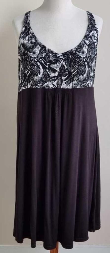 Crizpy by Zhenzi prachtig zwart/wit jurkje mt. 50/52 (L), Kleding | Dames, Grote Maten, Zo goed als nieuw, Jurk, Zwart, Ophalen of Verzenden