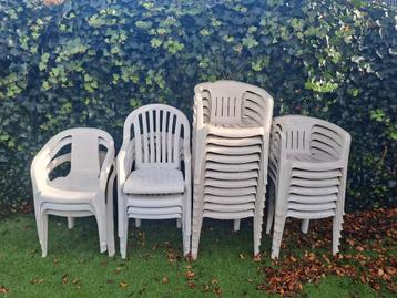 25 kunsstof stoelen beschikbaar voor biedingen