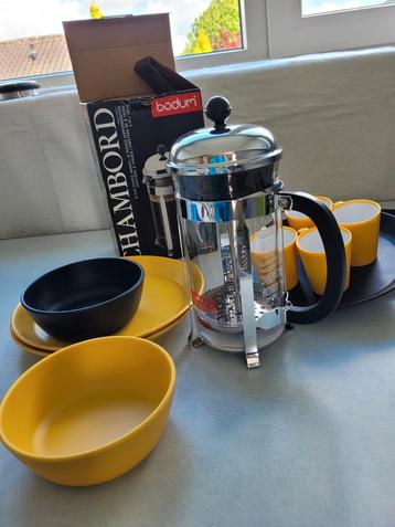 BODUM Cafetière NIEUW 4 mepal cups 4 borden 2 schalen Nieuw beschikbaar voor biedingen