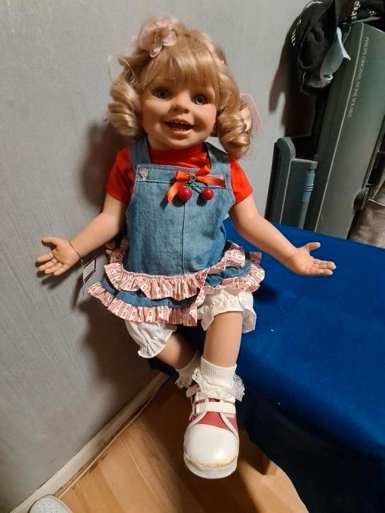 Ashton drake pop te koop, Verzamelen, Poppen, Zo goed als nieuw, Pop, Ophalen