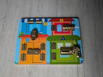 Houten sloten puzzel beschikbaar voor biedingen