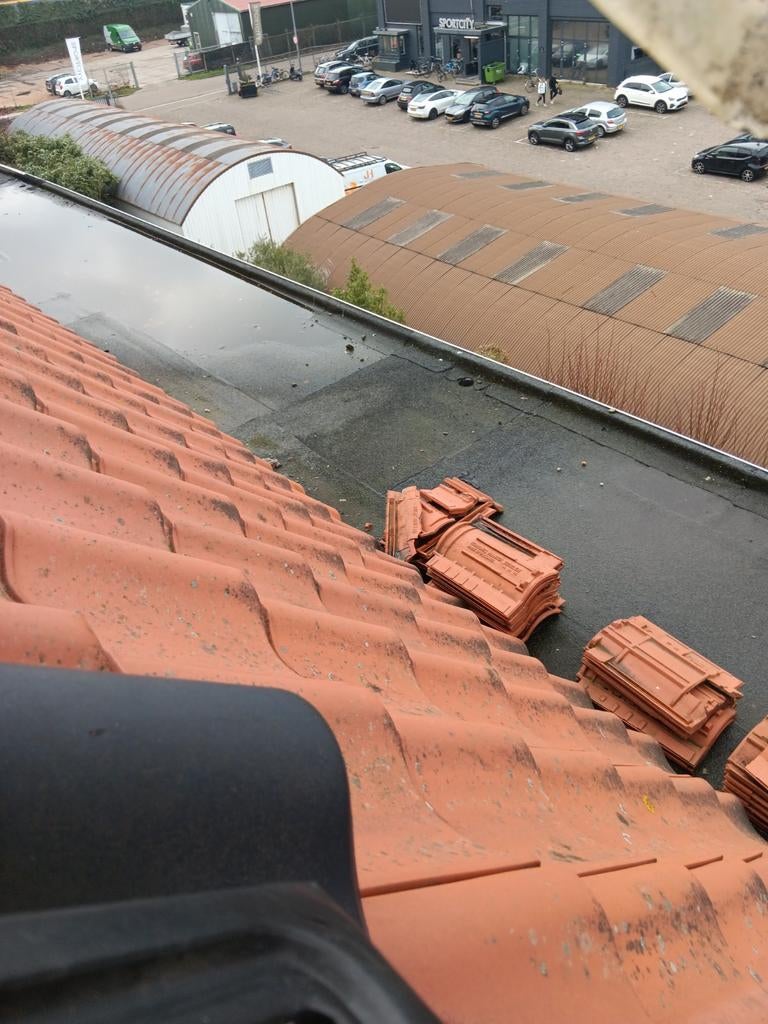 Jonge dakpannen te koop ivm dakkapel (±130 stuks), Ophalen, Steen of Klei, Zo goed als nieuw, 15 m² of meer