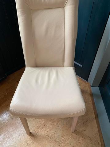 Set van 2 beige en 2 witte leren eetkamerstoelen beschikbaar voor biedingen