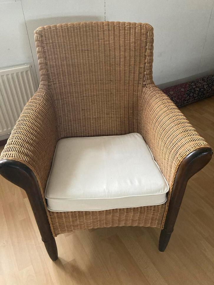 Rotan Stoel met Hocker - Comfortabel en Stijlvol, Huis en Inrichting, Fauteuils, Gebruikt, Riet of Rotan, 50 tot 75 cm, 75 tot 100 cm