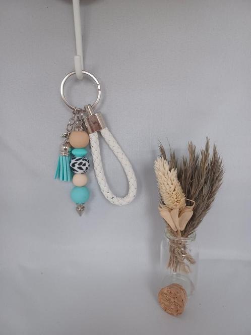 Beadable tassenhanger/sleutelhanger beige-turqoise-wit, Verzamelen, Sleutelhangers, Nieuw, Ophalen of Verzenden