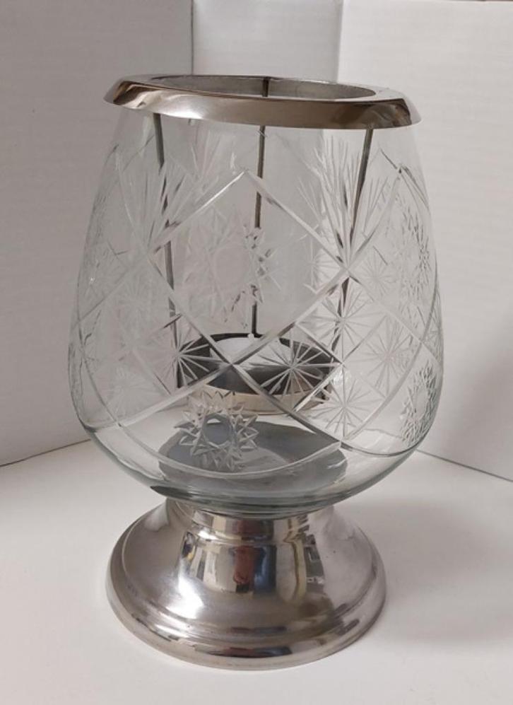 Gedecoreerd glazen windlicht met chromen voet. Bieden., Huis en Inrichting, Woonaccessoires | Kandelaars en Kaarsen, Zo goed als nieuw