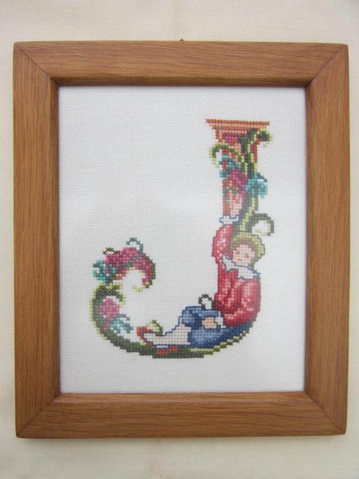 Borduurwerkje letter J in houten lijst., Huis en Inrichting, Woonaccessoires | Schilderijen, Tekeningen en Foto's, Zo goed als nieuw