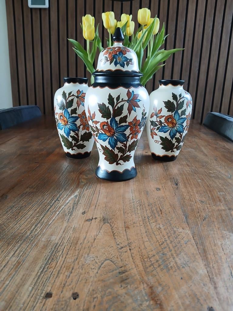 Drie handwerk vazen van plateel  kaststel, Ophalen