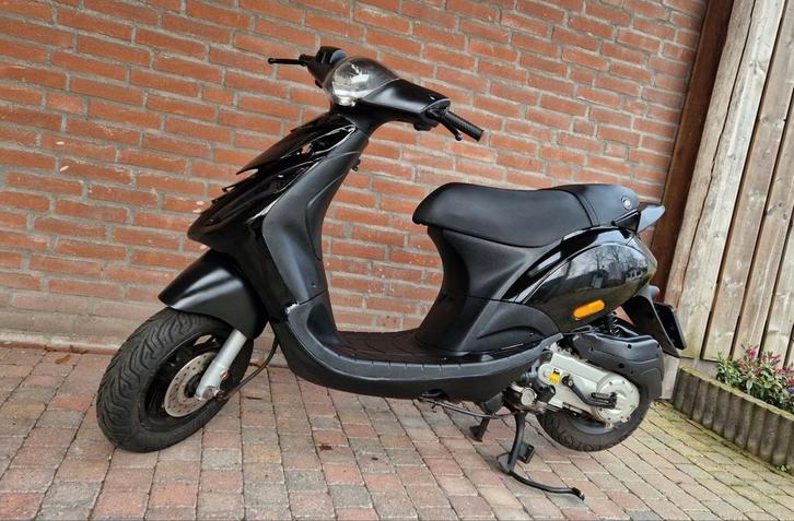 Piaggio zip brom 2015 zwart, Fietsen en Brommers, Scooters | Piaggio, Gebruikt, Zip, Maximaal 45 km/u, Benzine, Ophalen